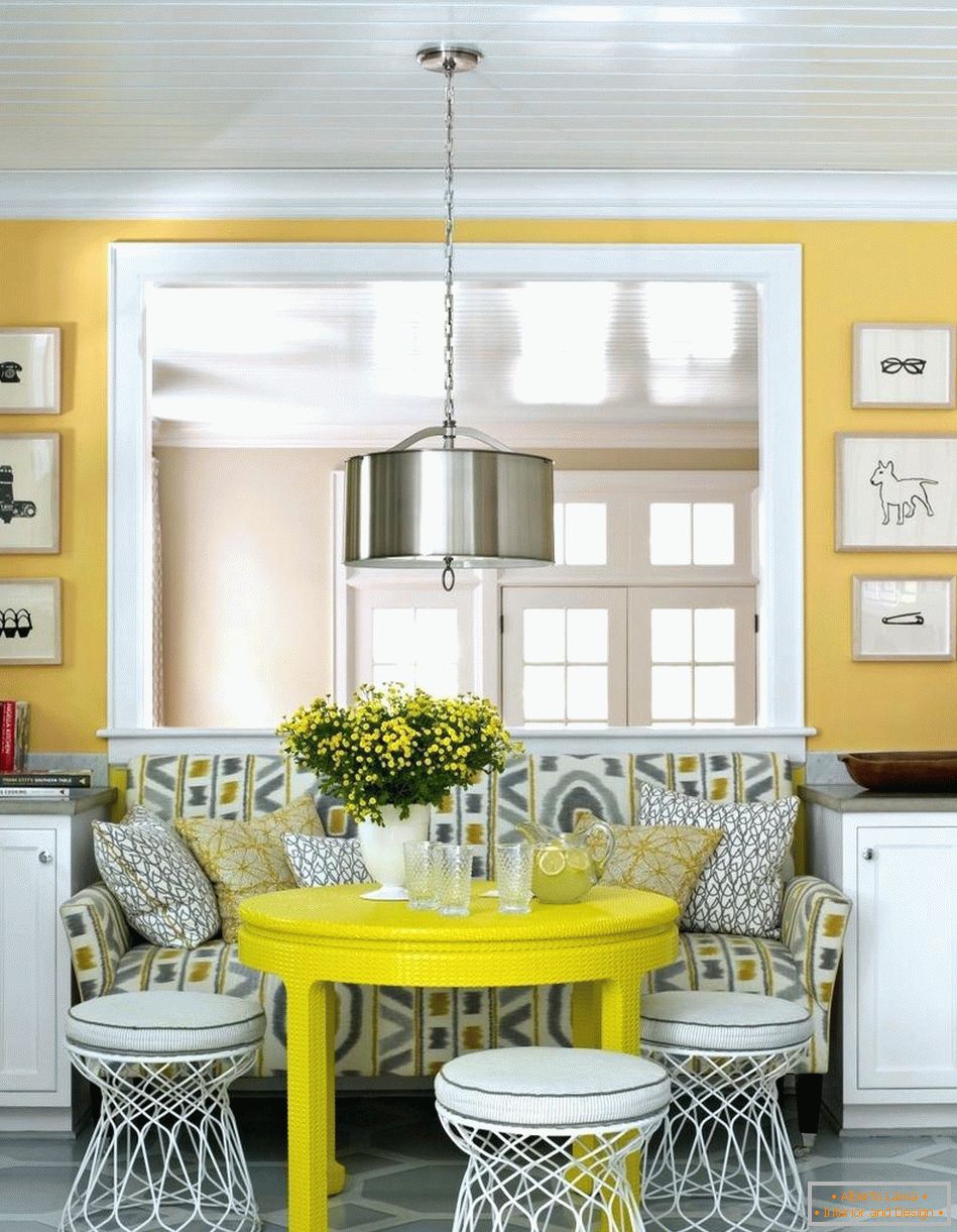 Bílé židle kolem žlutého stolu