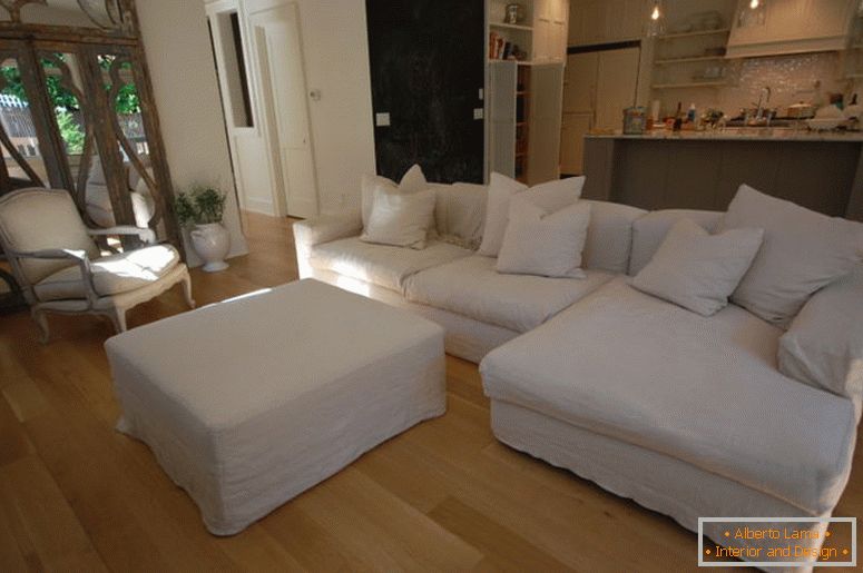 nábytek-interiér-dekorace-klasické-bílé-pohovky-s-polštáře-a-stůl-kombinované-s-dřevěné podlahy-a-otevřené-kuchyně-plán-pro-inspirující-obývací pokoj design- moderní-sofa-with-soft-le