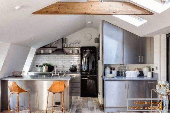 Bílá kuchyňská podkroví s dřevěnou podlahou a trámy