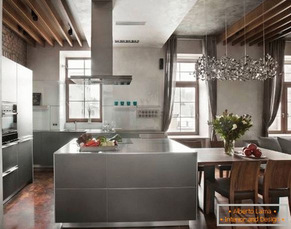 Kuchyňský interiér ve stylu podkroví - fotografie v šedé a hnědé barvě