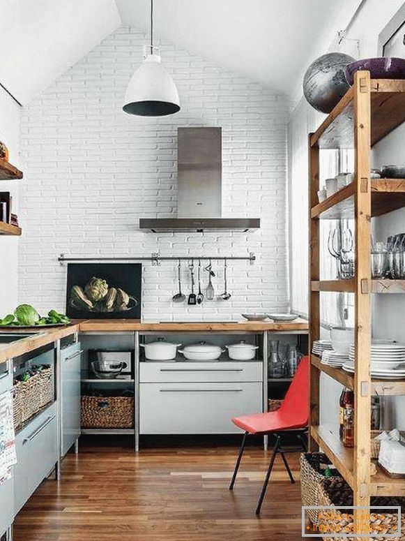 Malá kuchyně v půdním stylu - interiérová fotografie