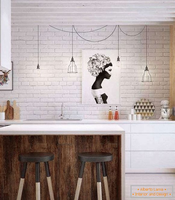 Bílá cihlová zeď v kuchyni ve stylu podkroví
