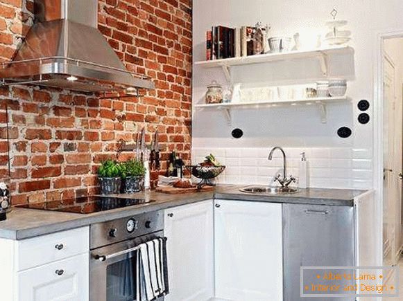 Kuchyňský design ve stylu podkroví - fotka s červenou cihlovou stěnou
