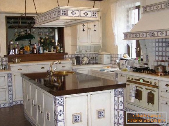 Zdobení kuchyně dlažbou ve stylu Provence