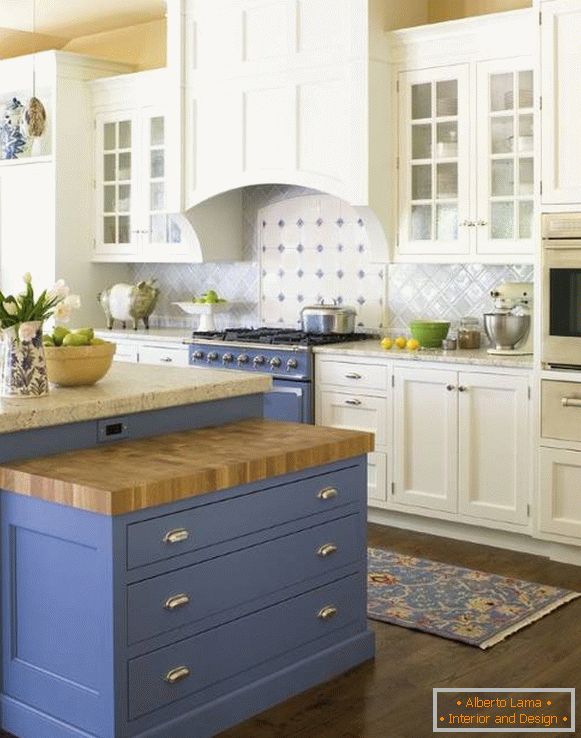 Bílé a modré kuchyně ve stylu Provence