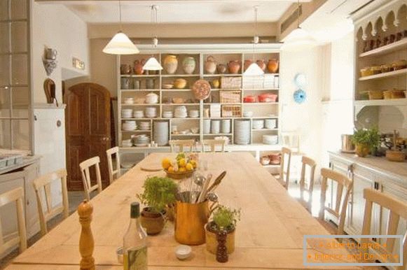 Otevřete regály v kuchyni v Provence