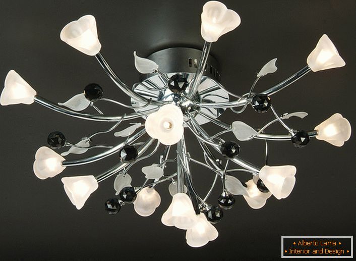 Květinové motivy v návrhu stropních lustrů. Moderní styl je pečlivě sledován, chromovaný kov je elegantně kombinován s matným bílým sklem.