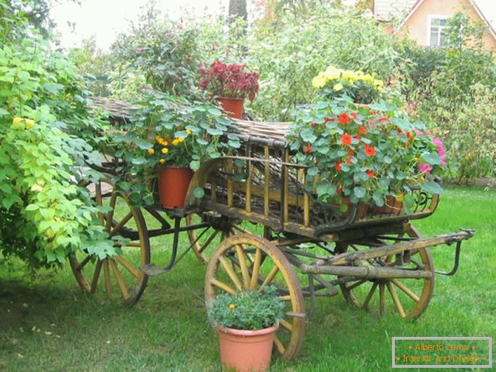 Původní květinové záhony ve venkovském stylu mohou být vyrobeny ze starého vozíku nebo zbytečného kola.