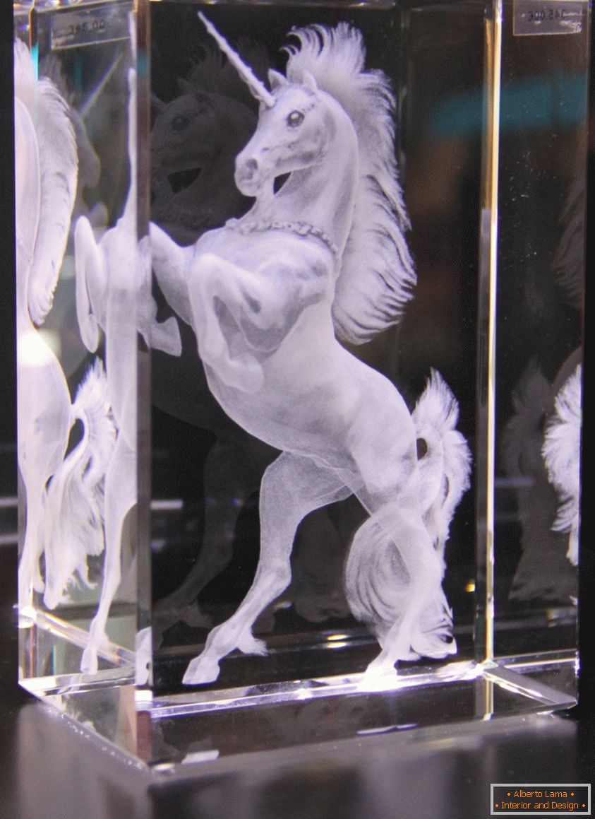 Laserová 3D gravura koně ve skle