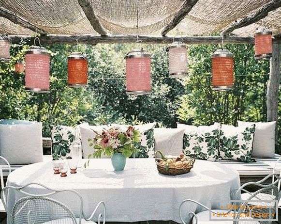 Dekorativní dekorace v letní kuchyni s verandou, foto 4