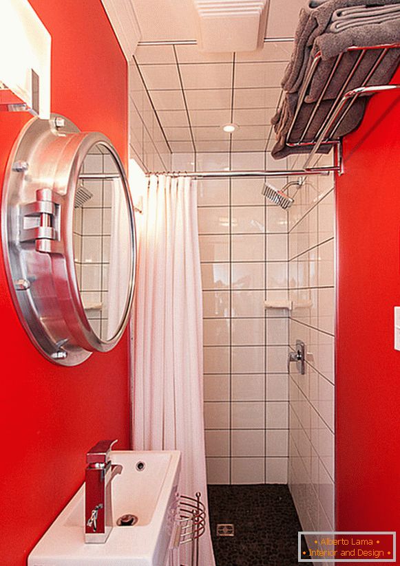 Světlé červené provedení malé koupelny