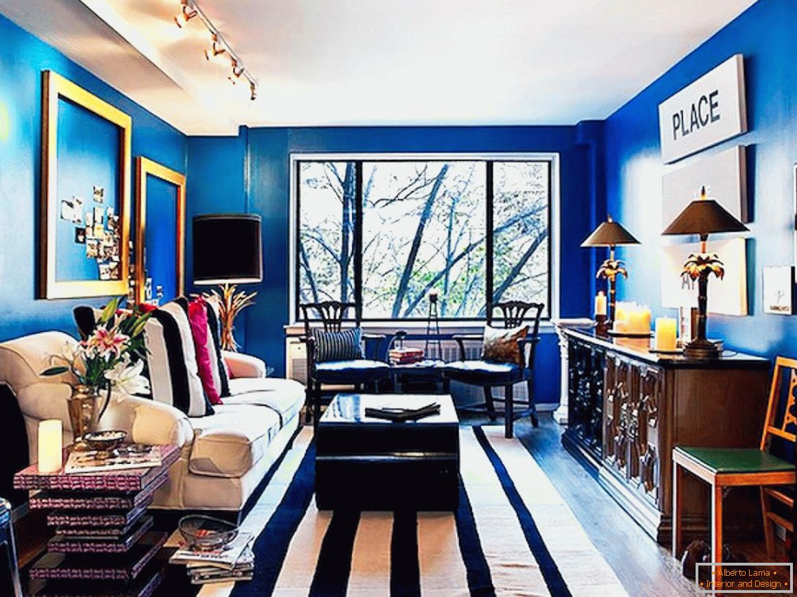 Interiér obývacího pokoje v modrém