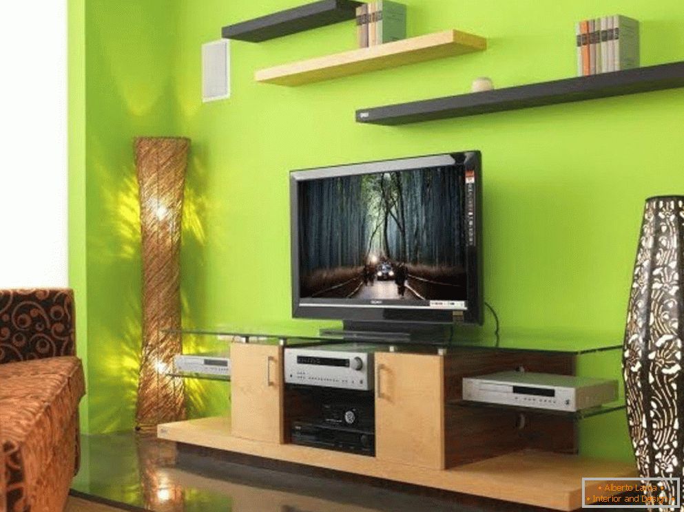 TV na obrubníku v obývacím pokoji