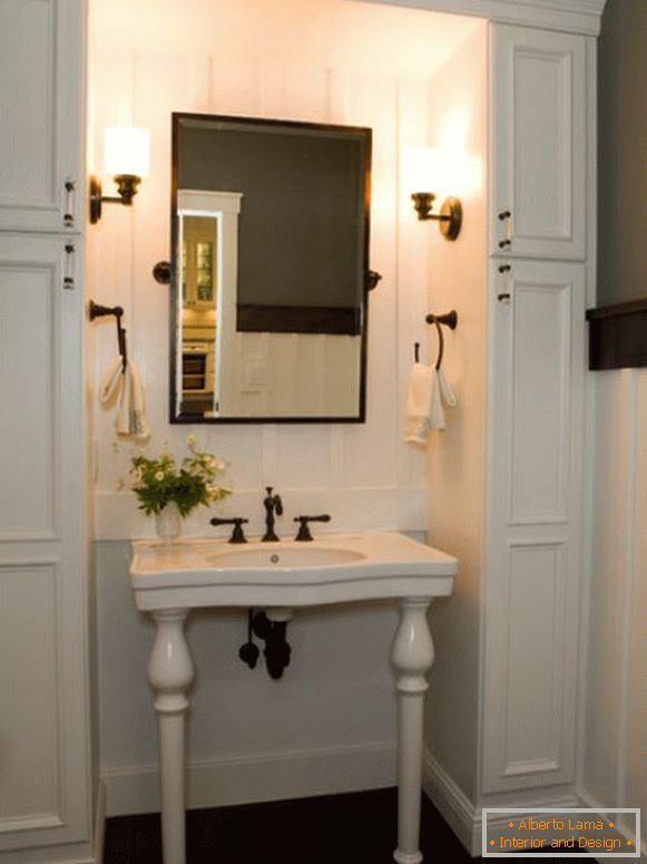 Umyjte stůl se zrcadlem a držáky ručníků v koupelně
