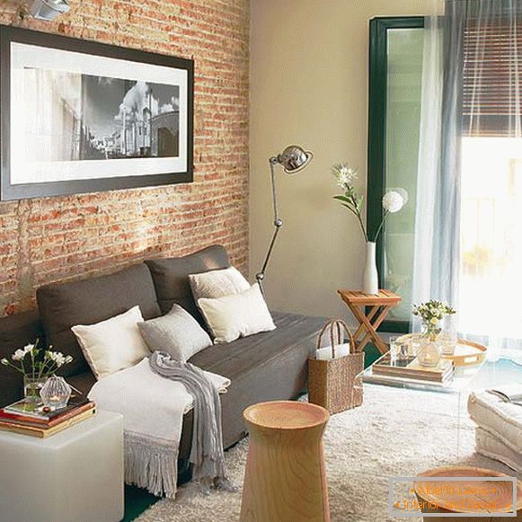 Malé byty: Cihlová zeď v interiéru obývacího pokoje