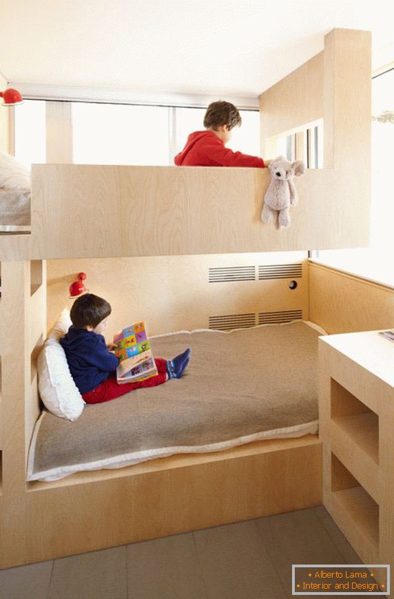 Dvouúrovňová postel v dětském pokoji