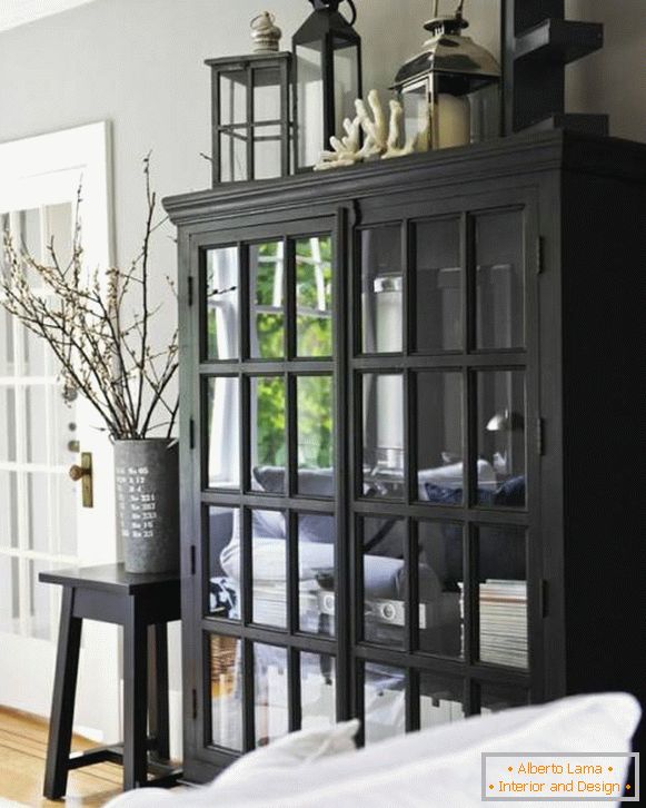 Stylová černá šatní skříň pro obývací pokoj