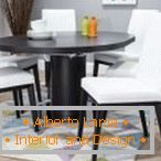 Stůl a židle tmavé barvy