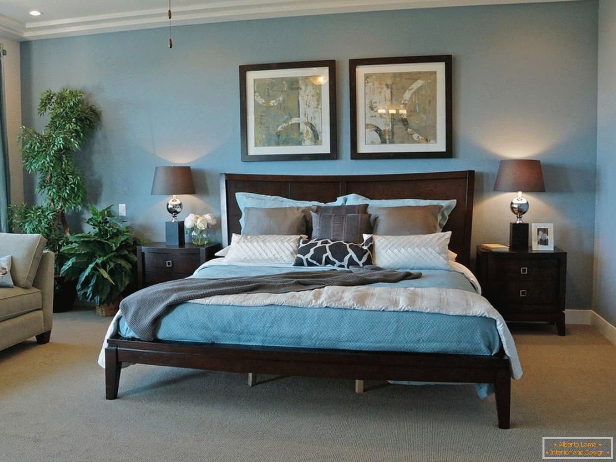 Dřevěná postel v moderní ložnici