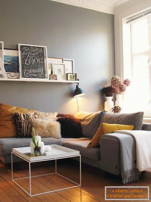Šedý obývací pokoj se žlutými akcenty