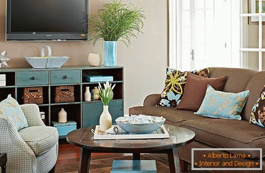 Kombinace čokolády a modré v designu obývacího pokoje