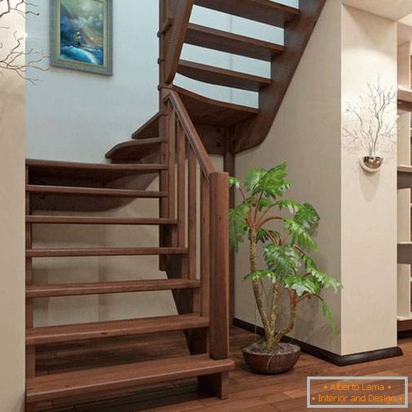 Dřevěné schodiště s několika rozpětím v soukromém domě