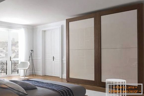 Klasické bílé dveře ve vnitřku bytu - foto ložnice
