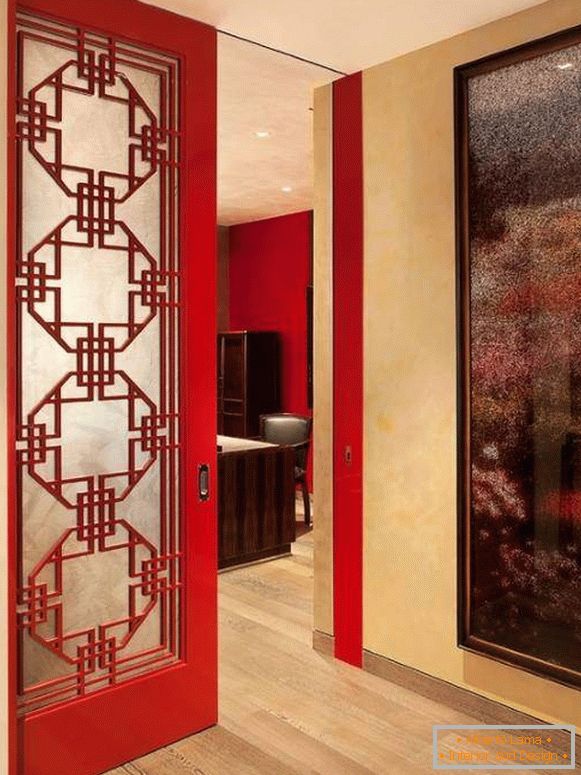 Červené dveře v interiéru bytu - foto