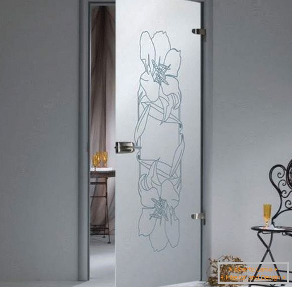 Houpačka skleněných dveří mezi pokoji s květinovým vzorem