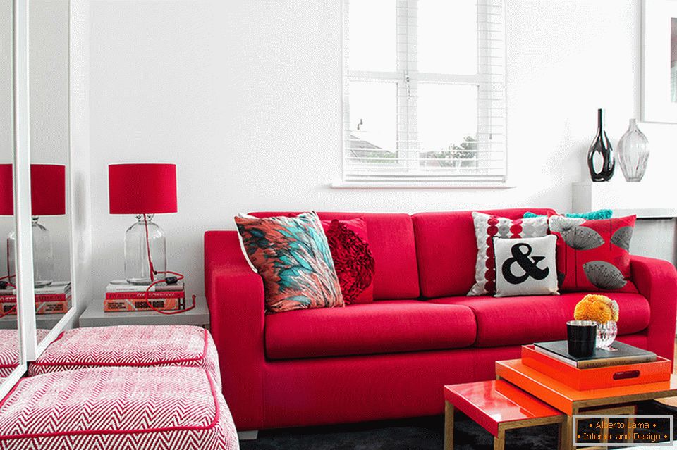 Červené akcenty v designu obývacího pokoje