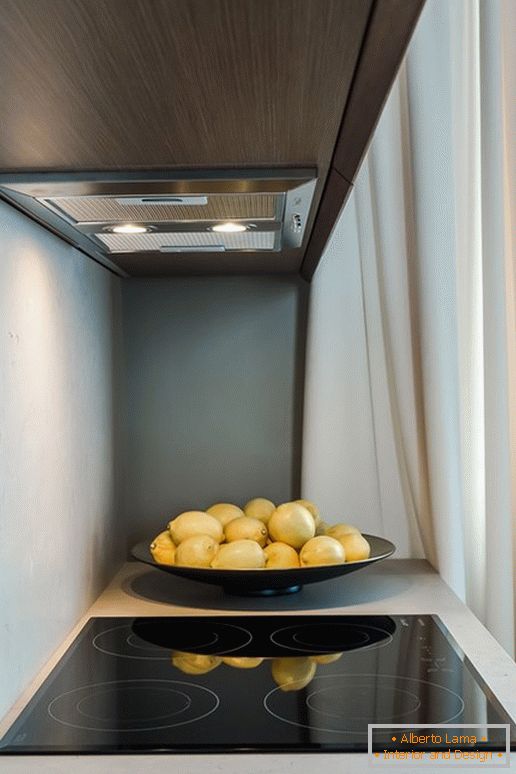 Citrony u kamen v kuchyni s účinkem optické iluze