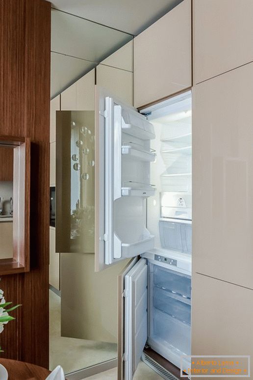 Chladnička v kuchyni s účinkem optické iluze