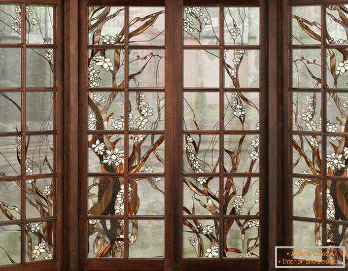 Okna v tmavém dřevěném rámu jsou zdobena barevným sklem. Nekomplikovaná postava vhodná pro návrh interiéru ve stylu země nebo moderní.