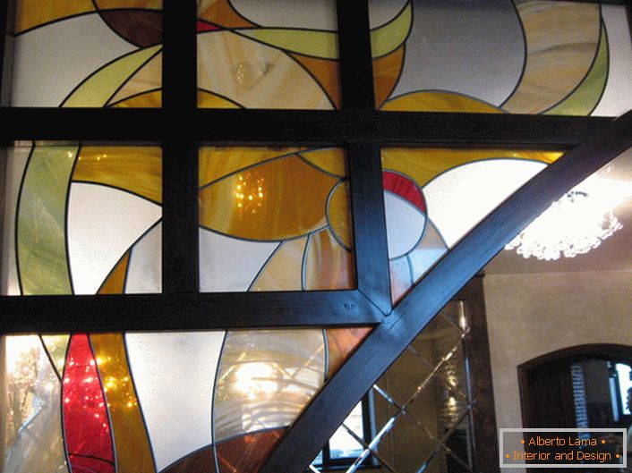 Dveřní klenuté otvory jsou zdobeny barevným sklem.