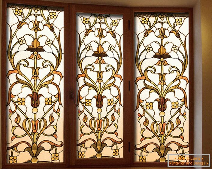 Nástěnné sklo se zlatým vzorem - stylová dekorace pro interiéry venkovských chat.