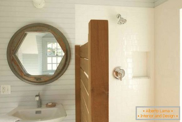 Malé sprchy - fotografie s dřevěnou přepážkou