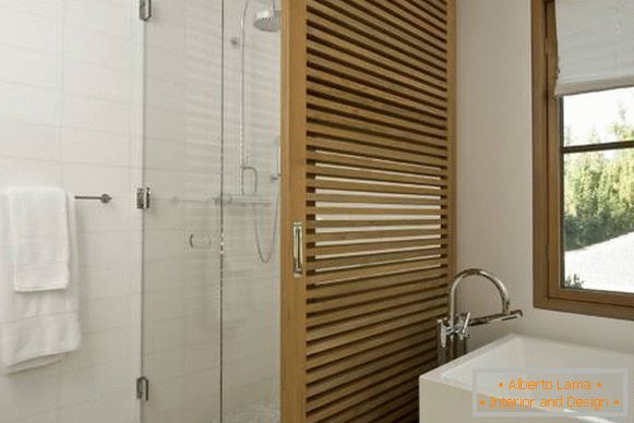 Skleněné a dřevěné příčky v designu koupelny