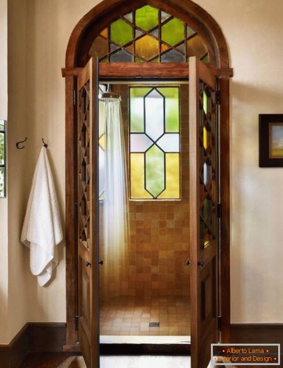 Dřevěné sprchové dveře se houpají