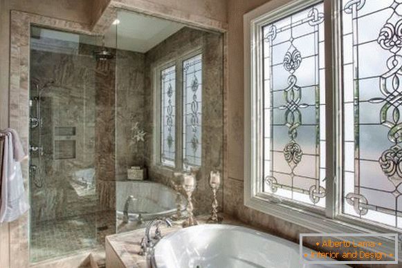 Luxusní skleněná sprcha ve výklenku