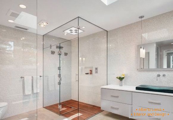 Skleněná sprcha s dřevěnou paletou na podlaze