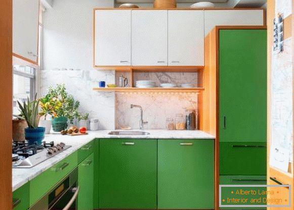Malá kuchyně v bílých a zelených tónech