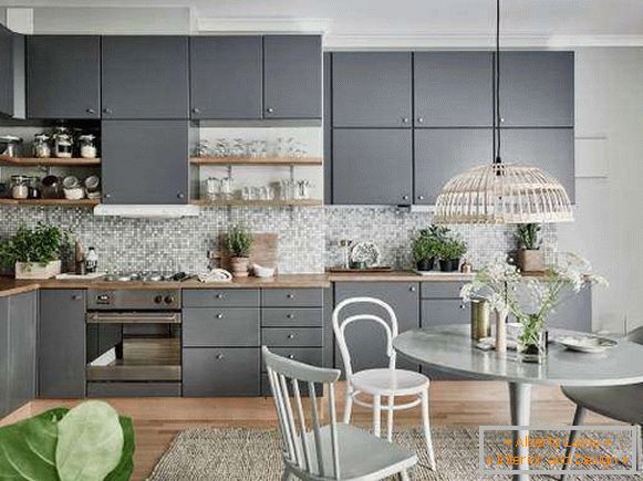 Design kuchyně v roce 2017 v šedé barvě