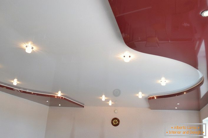 použití stropních a zapuštěných svítidel vám umožní harmonicky překonat originalitu stropu.