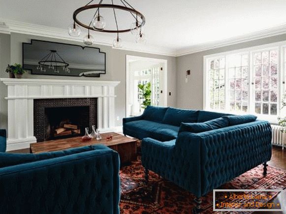 Luxusní pohovky se sametovým čalouněním v obývacím pokoji