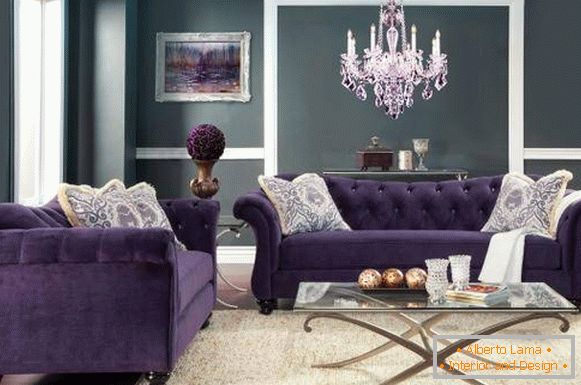 Velvet sofa v fialové barvě
