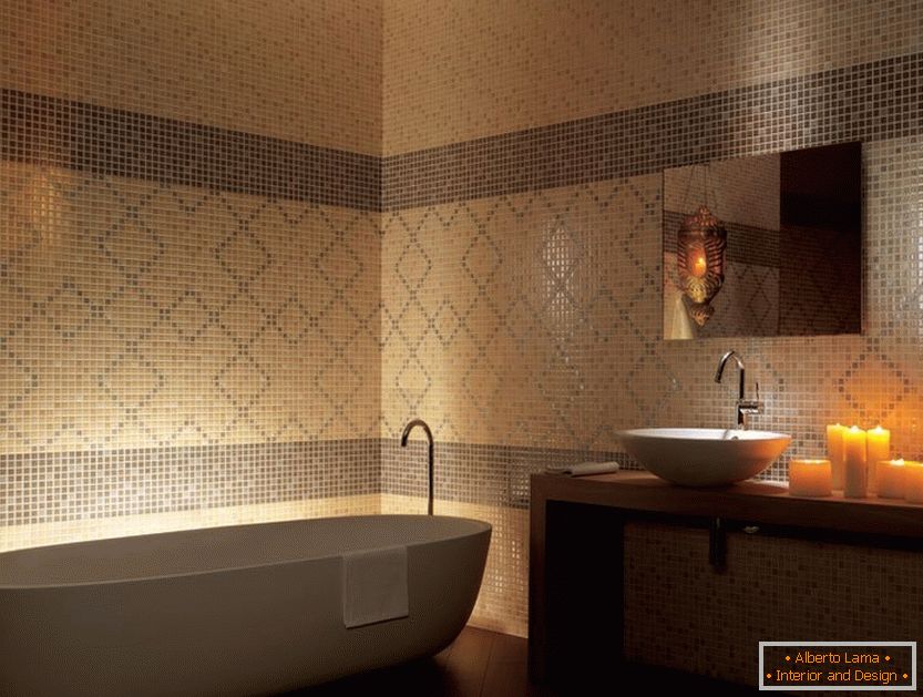 Keramická mozaika v interiéru koupelny