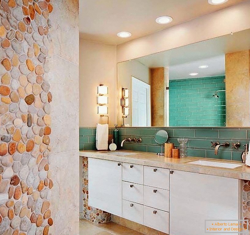 Mozaika z kamene v interiéru koupelny