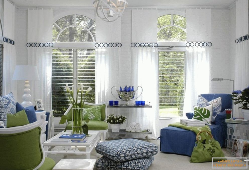 Kombinace máty s odstíny modré v interiéru