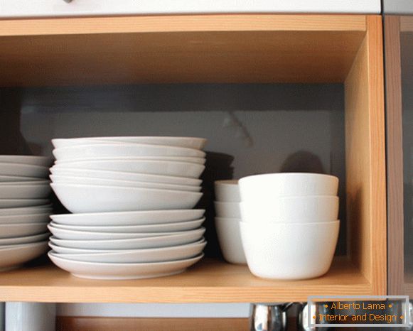 Regály pro uložení nádobí v malém domě