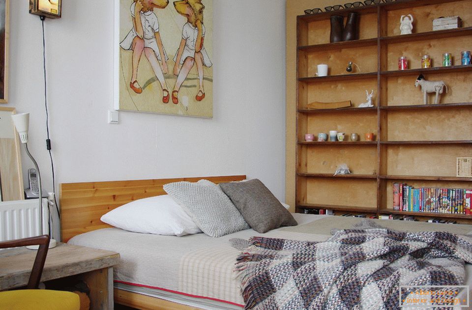 Dřevěný stojan u postele